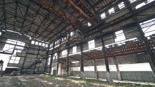 Edificio de fábrica industrial abandonado en ruinas, ruinas y concepto de demolición
