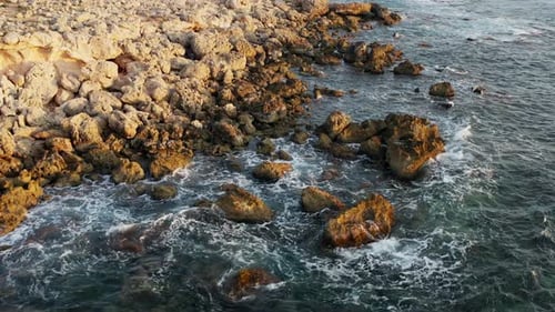 Luftaufnahme von Felsen im Meer
