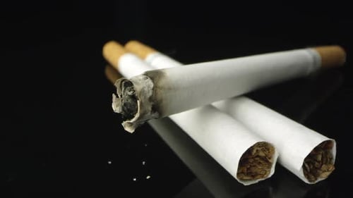 Vue panoramique lente de la combustion d'une cigarette
