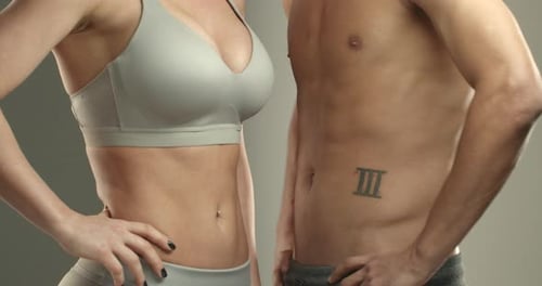 Foto recortada em closeup de dois torsos nus, esportista em sutiã esportivo e esportista virando corpos para