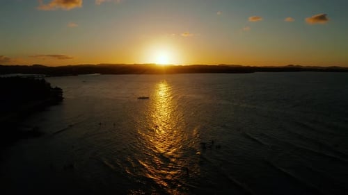 Bunter Sonnenuntergang über tropischen Inseln