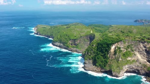 Kelingking Strand, Nusa Penida, Bali, Indonesien. Luftaufnahme auf Meer und Felsen.