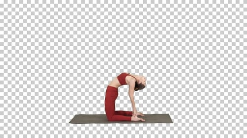 Hermosa mujer deportiva practicando yoga haciendo Ushtrasana,