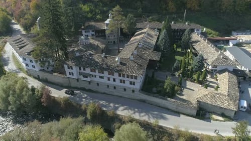 Autopässe entlang des Trojan-Klosters in den Wäldern Bulgariens