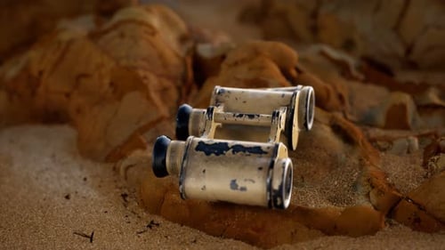 Vieilles jumelles militaires allemandes sur la plage de sable