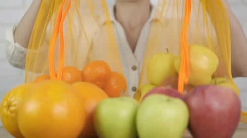 Mujer Hold Eco Fruits