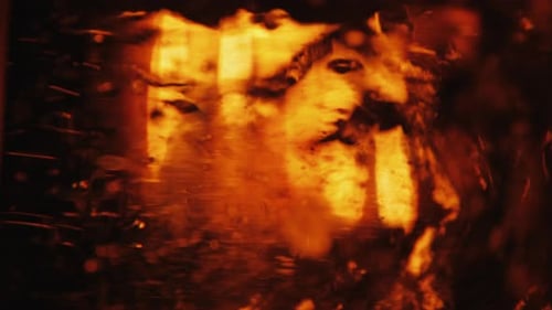 Hintergrund von Blasen aus kochendem Wasser in einer transparenten Schüssel, wo im Hintergrund ein Feuer brennt