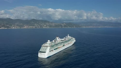 Luftbild. Kreuzfahrtschiff in einer Bucht
