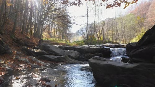 Wasser fließt durch die Felsen