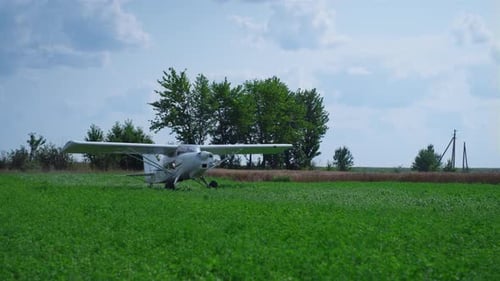 Un avion arrête un aérodrome vert pour se garer