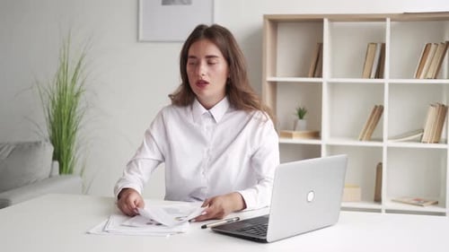 Tâches désintéressées de femme de bureau de travail épuisé