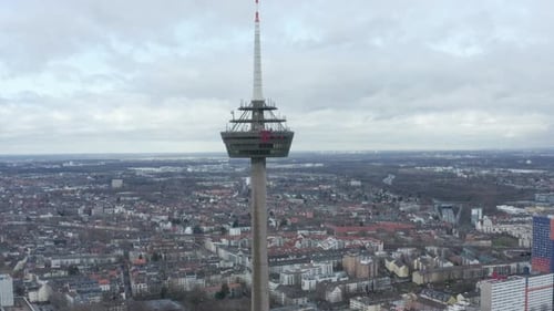 Les attaquants s'envolent sur la tour de télécommunications Colonius