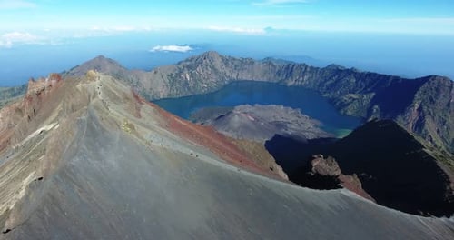 Foto aérea de alpinistas no cume da montanha Rinjani ao nascer do sol em Lombok, Indonésia