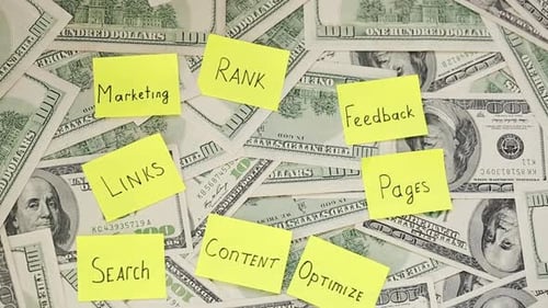 Hinweise zur SEO-Optimierung zum Geld. Viele Dollarscheine und verschiedene Banknoten, Internetoptimierung.