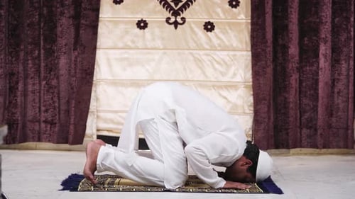 Muslimischer Mann macht Sajdah