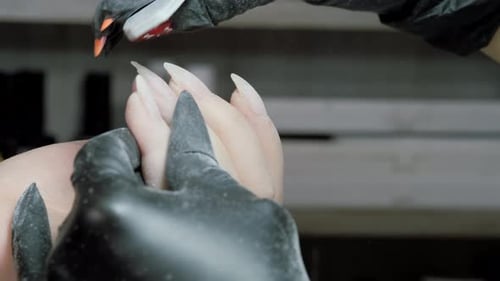 Feilen des Handnagels mit einer Nagelfeile