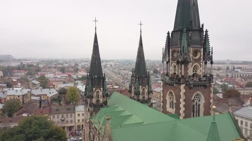 Vue aérienne de l'église historique des Saints Olga et Elizabeth, ancien temple gothique de la ville, Lviv, Ukraine