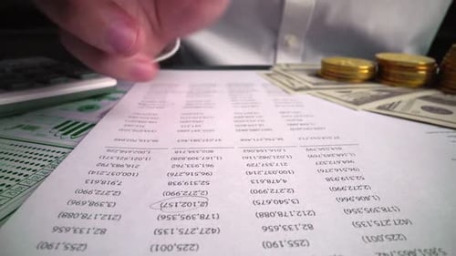 Contador analisando dados de marketing comercial no painel de papel na mesa do escritório.