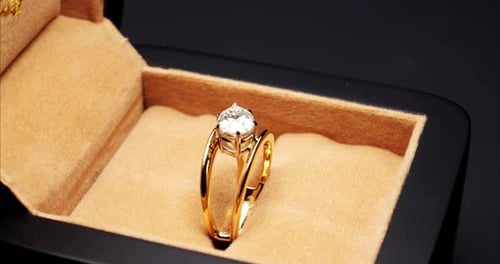 Verlobungs-Diamantring in Schmuck