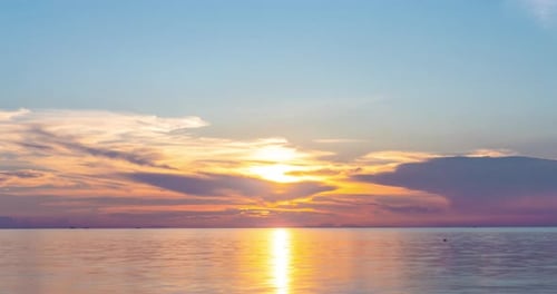 4k Timelapse the sun sets over the sea