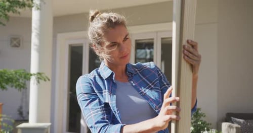 Женщина, находящаяся в самоизоляции на карантине во время пандемии коронавируса, работает на открытом воздухе