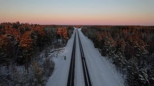 Avion volant le long de l'autoroute, au crépuscule, en hiver en Suède