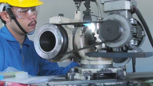 Dolly hat Nahaufnahme einer Bohrmaschine, Teil des Metallbohrens in der Werkstatt, aufgenommen