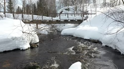 Petit pont en bois au-dessus du ruisseau.