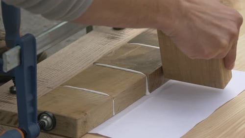 Das Holz in den Pressen überprüfen