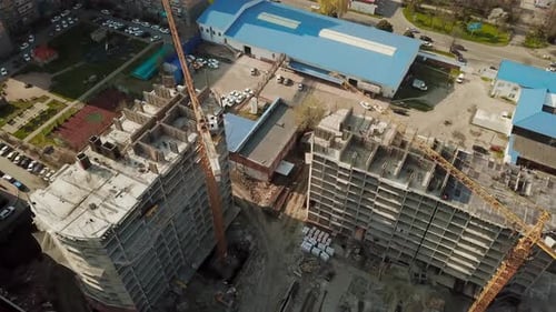 Grúa cerca de edificio sin terminar, vista superior.