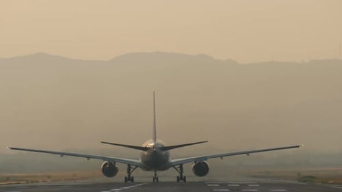 Flugzeug auf Landebahn