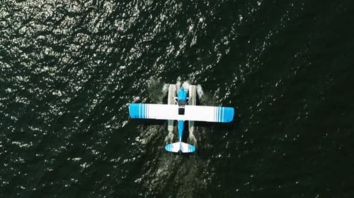 Von oben nach unten, Wasserflugzeug schwimmt auf dem Wasser des Ozeans