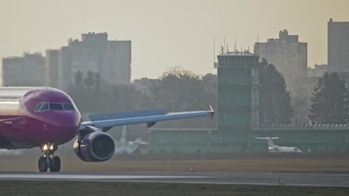 Das Flugzeug Wizz Air geht nach der Landung zum Flughafenterminal