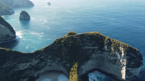 Bali, Indonesia, vista aérea de la playa de Kelingking (bahía de Manta) en la isla de Nusa Penida al atardecer