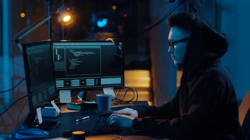 Hacker utilisant un ordinateur pour une cyberattaque la nuit 21