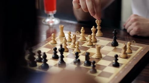 Nahaufnahme der Hand eines Mannes, der Schach spielt