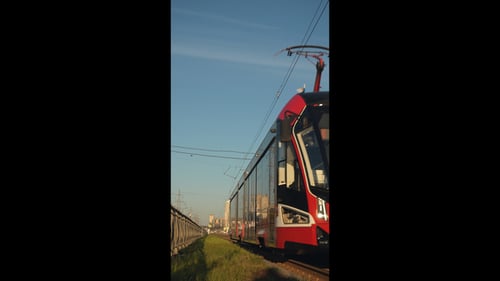 Die Straßenbahn hält an, um in der Stadt anzuhalten
