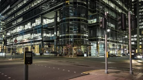 Bewegungszeitraffer durch eine belebte Stadtstraße