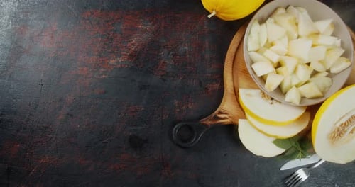 Melon frais tranché dans un bol à la vapeur froide.