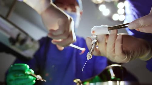 Chirurgen führen Operation 4k durch