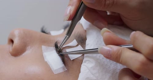 Mulher com extensão de cílios longos