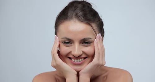 Hermosa mujer con feliz emoción sobre fondo gris