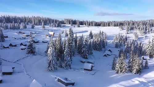 Cabanas e casas de montanha cobertas de neve