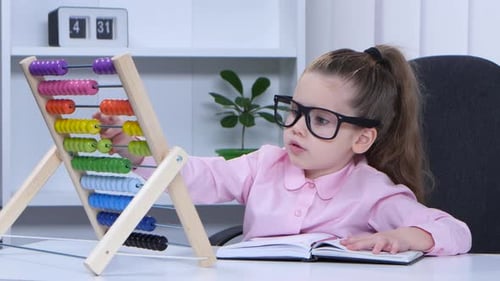 La niña dice en las cuentas y registra los datos en el propio cuaderno