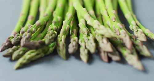 Video von Nahaufnahme von frischem Spargel auf grauem Hintergrund