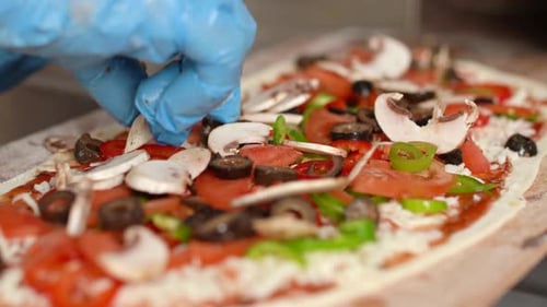 Chefkoch bereitet die Pizza zu.