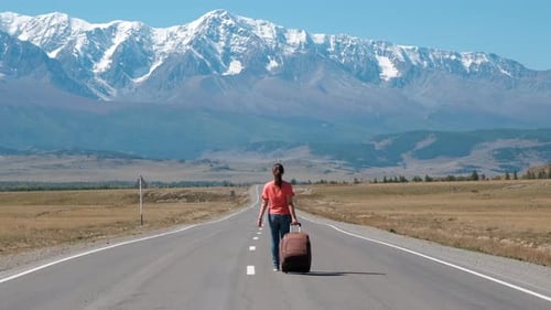 Mulher viajante com mochila andando na estrada