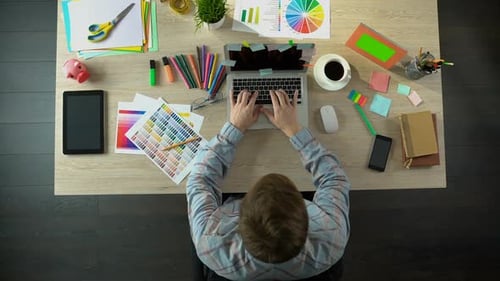 Le designer prend un cadre avec un écran vert inspiré de la vue de dessus de l'image