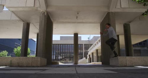 Kaukasischer Mann praktiziert Parkour
