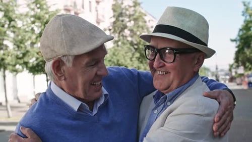 Видео Пожилые Люди Обнимаются - Envato